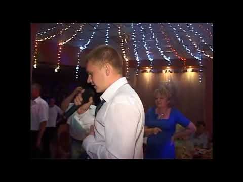 Видео: Жених читает реп невесте, красава!))