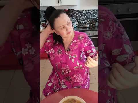 Видео: Мать не помогает старшей дочери,но обожает маленького сына