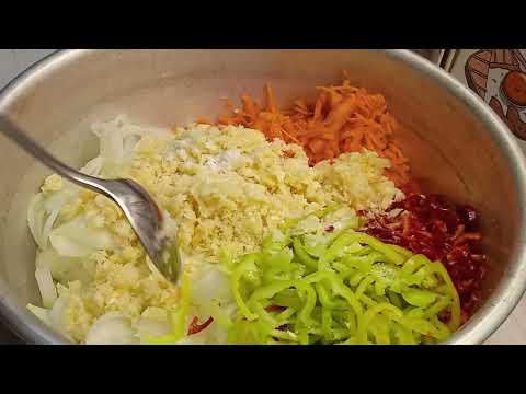 Видео: Квашеный салат, хранится всю зиму в холодильнике! Ну очень вкусно!