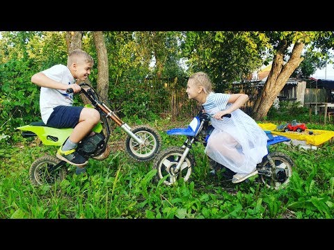 Видео: Нашли старый мотоцыкл заведется или нет! Found an old motorcycle is going to start or not!