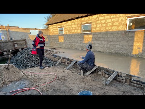 Видео: Будівництво хліва для відгодівлі бичків! Перша частина бетонної підлоги в хліві готова!