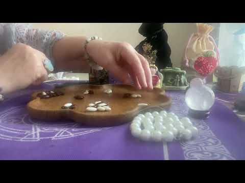 Видео: [ГАДАНИЕ НА БОБАХ] Какие чувства у него к Вам