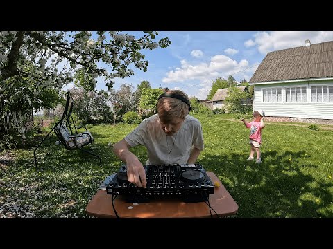 Видео: Сельский Радиокружок. Выпуск 7. etee. Synthwave/Space/Cosmic Disco mix on the village garden.