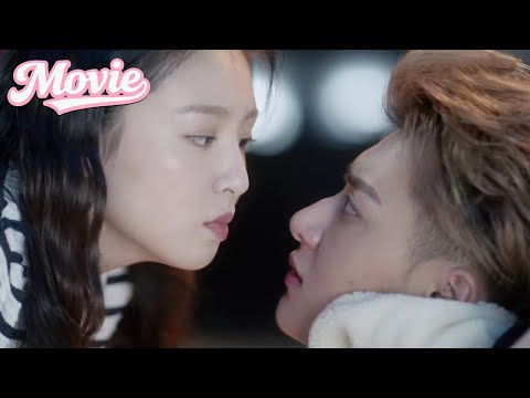 Видео: Красивые женщины флиртуют и пристально смотрят друг другу в глаза в объятиях суперзвезды.