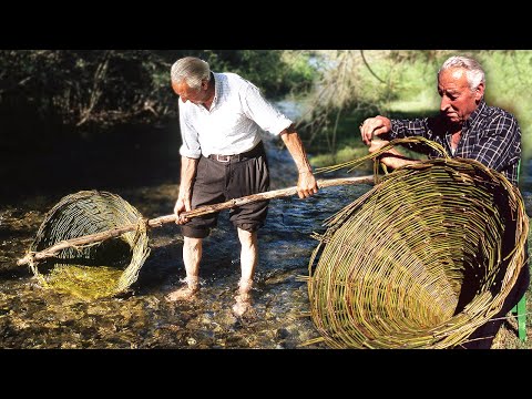 Видео: Родовая рыболовная корзина из лозы. Плетеная корзина опытным мастером и ее использование в реке.