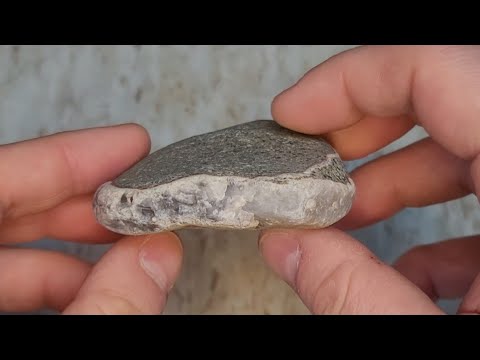 Видео: Обычный пляжный камень превращается в сказочный ДРАГОЦЕННЫЙ КАМЕНЬ!