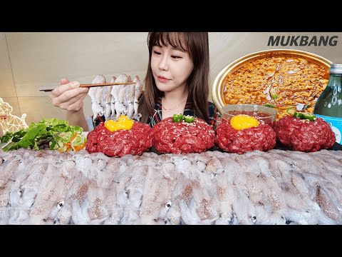 Видео: титр) Raw Baby octopus 2kg & Raw Beef 1kg. Spicy noodles 3 servings Kimchi REAL SOUND ASMR MUKBANG
