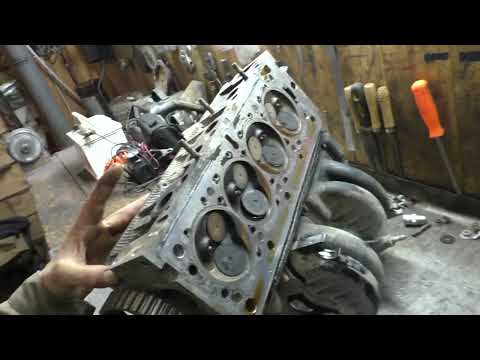 Видео: Снятие ГБЦ Рено Логан 1,6 8V 2006 г. ВСЁ из за шпильки коллектора...