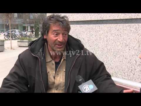 Видео: Бездомник во центарот на Скопје:  Три години Северџан спие на клупа!