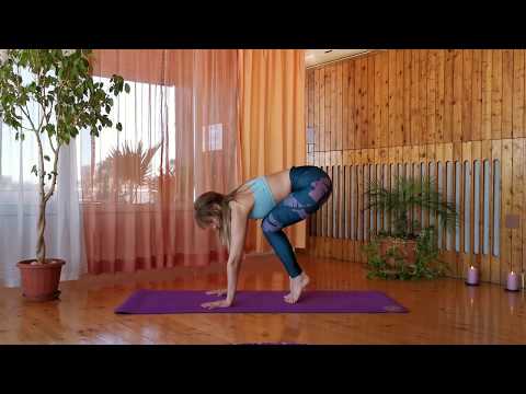 Видео: Йога асана - Гарван / Bakasana with Lyuba Komitoba