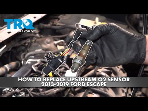 Видео: Как заменить датчик кислорода (O2) на Ford Escape 2013–2019 годов