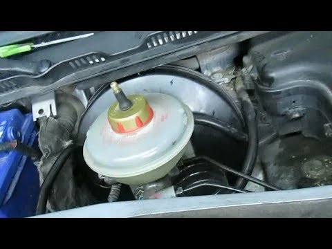 Видео: Замена вакуумного усилителя тормозов Audi A6C5.