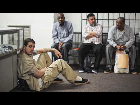 Видео: «Это мой первый день на свободе, я провел за решеткой 20 лет» | Необычные истории о первых часах сво