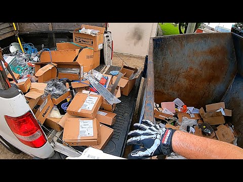 Видео: Копание в мусорных баках: «Эти коробки даже не открыты!»
