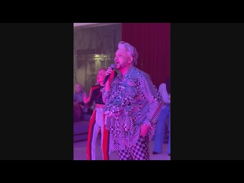 Видео: Филипп Киркоров поёт "Я люблю тебя до слёз"