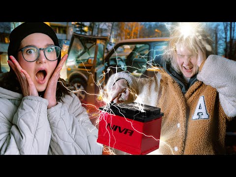 Видео: две дуры пытаются зарядить аккумулятор | слили бензин у нивы 😱 VLOG