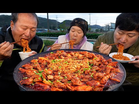 Видео: Маринованная курица на гриле с лапшой - кулинарное шоу Мукбанг