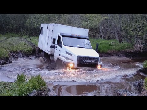 Видео: Рейд 4 на 4 грузовики vs джипы, покоряем речку!