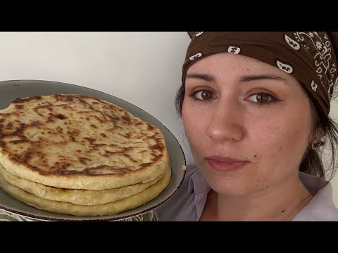 Видео: ЧЕСНОКОВА ГОТОВИТ ПЫШНЫЕ ХАЧАПУРИ НА КЕФИРЕ С КАРТОШКОЙ И СЫРОМ НА СКОВОРОДЕ