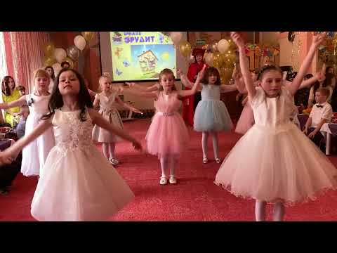 Видео: Танец с колокольчиками. (П. И. Чайковский "Танец Феи Драже" из балета "Щелкунчик") Группа №9