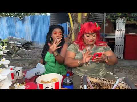 Видео: Игрушки-менты устраивают пикник-менты, и тут появляется Стейси-менты.