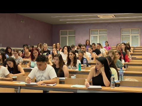 Видео: Близо 600 кандидати се явиха на кандидатстудентски изпит по биология в МУ-Варна