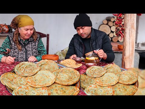 Видео: Готовим лепешка слоеная с луком на казане | Cooking puff pastry with onions | Piyozli Qatlama