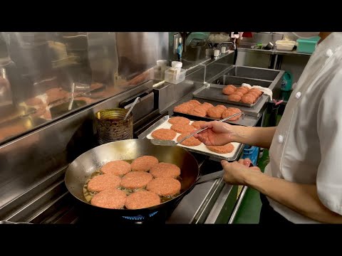 Видео: ВОТ ЭТО ФАСТФУД!! Бургер готовится всего за 50 СЕКУНД!! | Японская кухня | Бургер | Фукуока