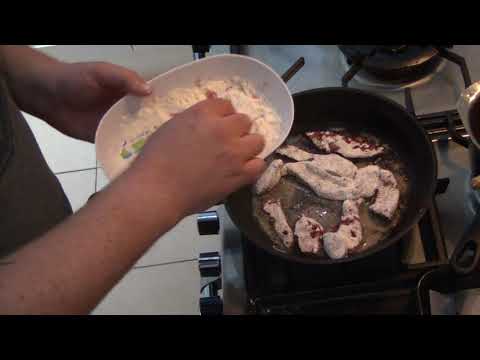 Видео: Печень и бекон с луковой подливкой