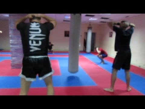 Видео: Тайский бокс в домашних условиях - комплекс на выносливость