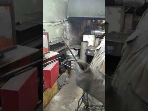 Видео: Отжиг на перлит и закалка через воду в масло ножа из напильника.