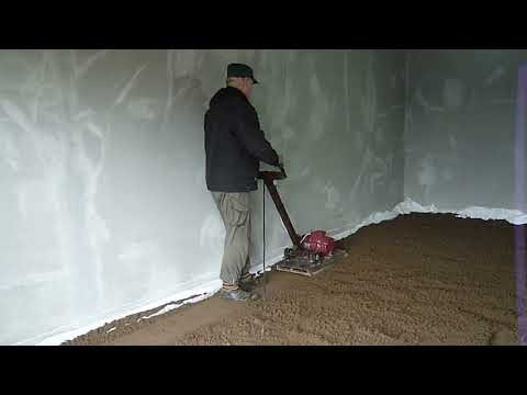 Видео: Укладываем тротуарную плитку на пол в гараже