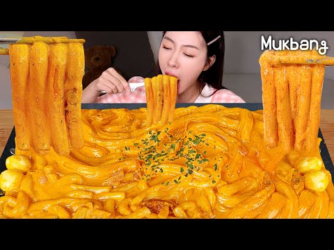 Видео: Я проголодался, поэтому съел розовые токпокки с кучей дополнительных ингредиентов. Розовые токпок...