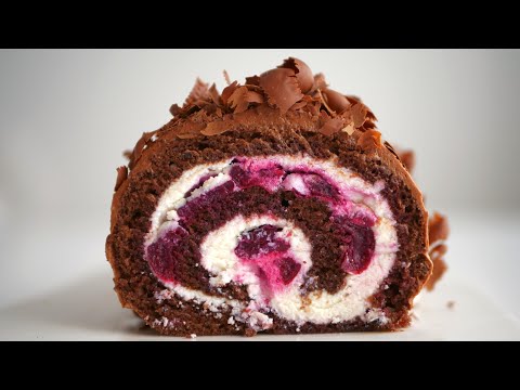 Видео: Бисквитный рулет "Чёрный лес"