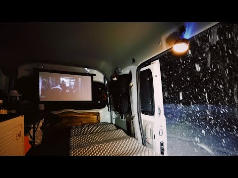 Видео: Небольшой кинотеатр в глубине заснеженного леса