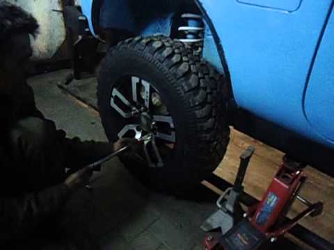 Видео: Ремонт Нивы (часть № 1 замена задних пружин)