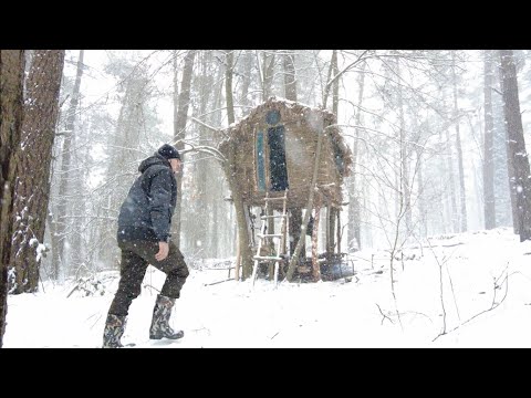 Видео: Зимний лагерь в условиях метели, Снежный лагерь в домике на дереве в лесу во время сильного снегопад