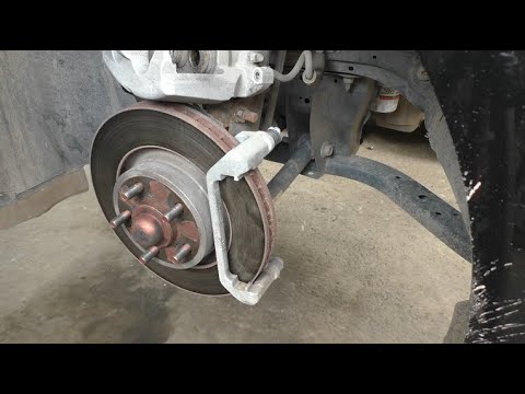 Видео: Замена передних тормозных колодок на Ford Mustang 2,3 Форд Мустанг 2022 года