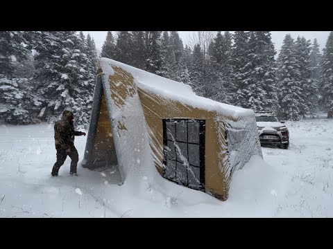 Видео: ГОРЯЧИЙ ПАЛАТОЧНЫЙ ЛАГЕРЬ С ПЕЧЬЮ ВО ВРЕМЯ СНЕЖНОЙ БУРАНИ