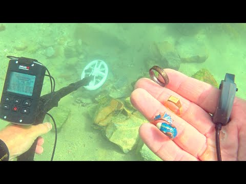 Видео: Найдены деньги и драгоценности во время подводного поиска металлоискателем