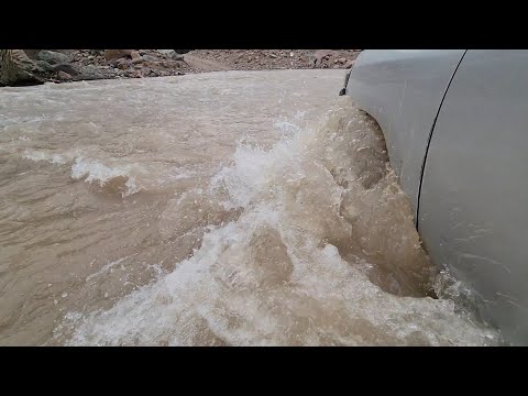 Видео: Машина сползает в обрыв! Опасная Аксагата