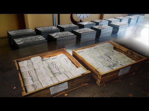 Видео: Изготовление стальных табличек в промышленных масштабах. 20000 штук табличек на двери