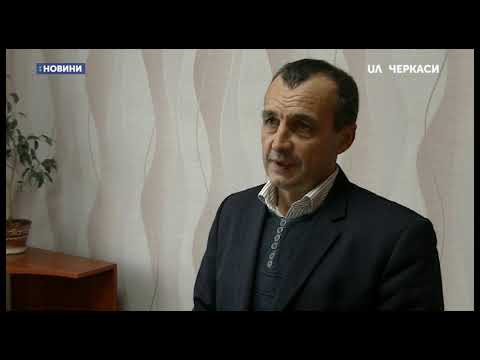 Видео: Понад півтора року в аварійному будинкові в місті Тальне протікає дах