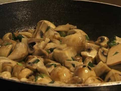 Видео: Рецептите на шеф Иванов.    Бяла риба с гъби.