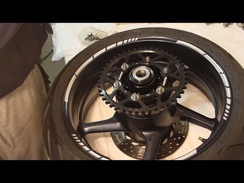Видео: Yamaha FZ1 "Серый волк" - Замена звезд и цепи. Часть 2