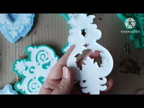 Видео: Один из этапов создания ёлочных игрушек. Работа с молдами и жидким пластиком.