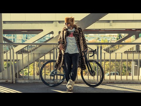 Видео: Велоодяг на осінь та весну. Вітер, дощ, холод. В чому кататись на велосипеді в міжсезоння?