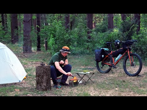 Видео: Один на Велосипеде в Лесу | Уютный Кемпинг у Костра