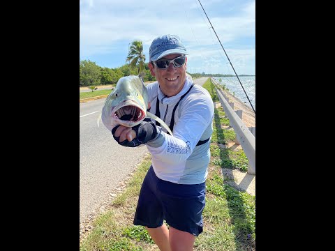 Видео: Рыбалка на Кубе 2021, Варадеро. Каранкс и баракуда с берега. Fishing in Cuba 2021, Varadero. Caranx.