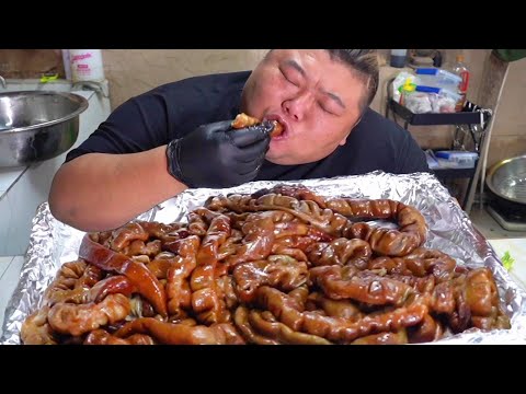 Видео: Выкурили и съели 6 котят из свиных кишок, и Брат Обезьяна откусил!
